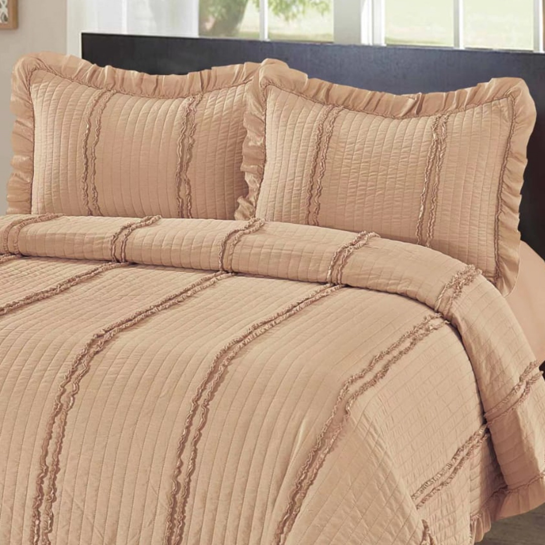 Cuvertura de Pat cu Volanase, Matlasata, 230x250 cm, 3 Piese, Bumbac Satinat Superior, 2 Fete de Perna 50x70 cm, Caramel - 1 | YEO