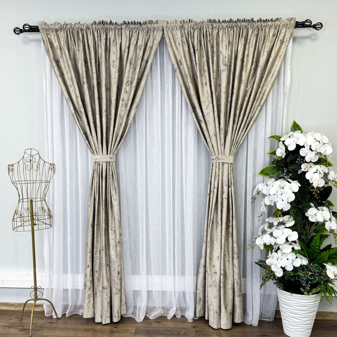 Draperie Catifea Asama cu insertii aurii, 140cm latime x 260cm inaltime, cu TIV LAT, Crem - V1 - 1 | YEO