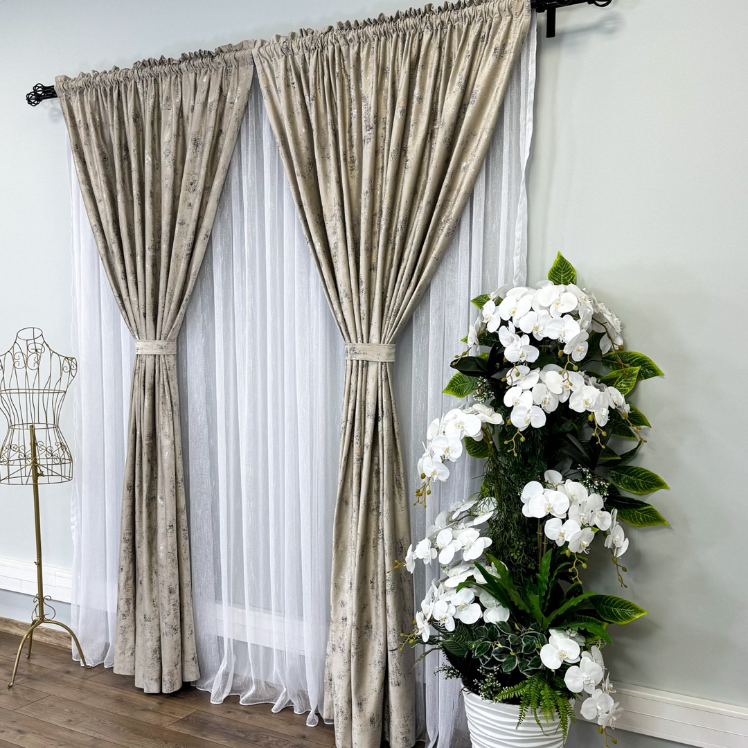 Draperie Catifea Asama cu insertii aurii, 140cm latime x 260cm inaltime, cu TIV LAT, Crem - V1 - 3 | YEO