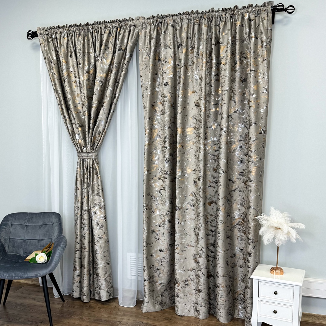 Draperie Catifea Nikko cu insertii aurii, 140cm latime x 260cm inaltime, cu TIV LAT, Grej deschis - V3 - 1 | YEO
