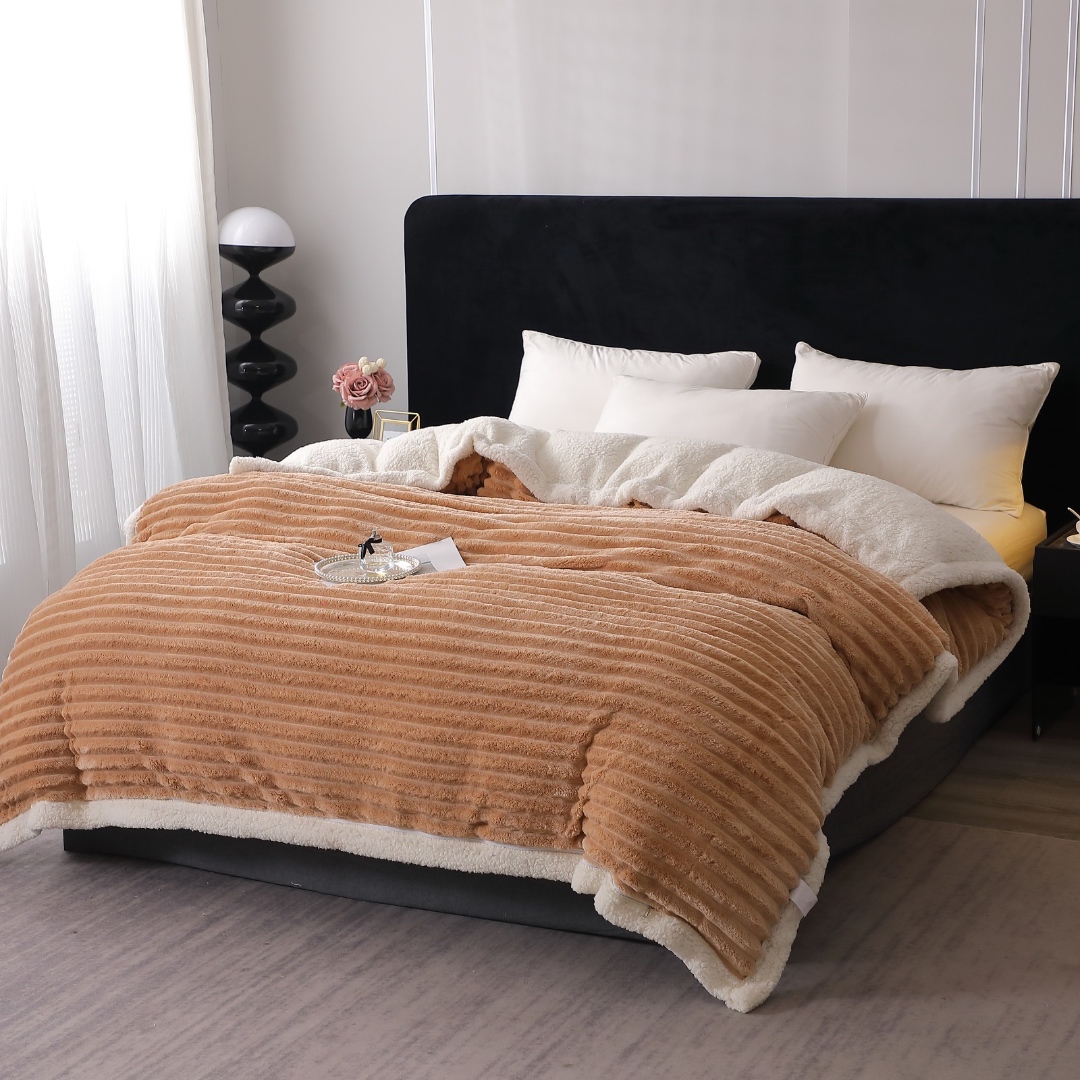 Patura Super Soft Cocolino, Blanita Artificiala de Iepure, Model Gofrat, cu Blanita Sherpa, 200x230 cm – Eleganta si Caldura cu Model Dungat, Camel