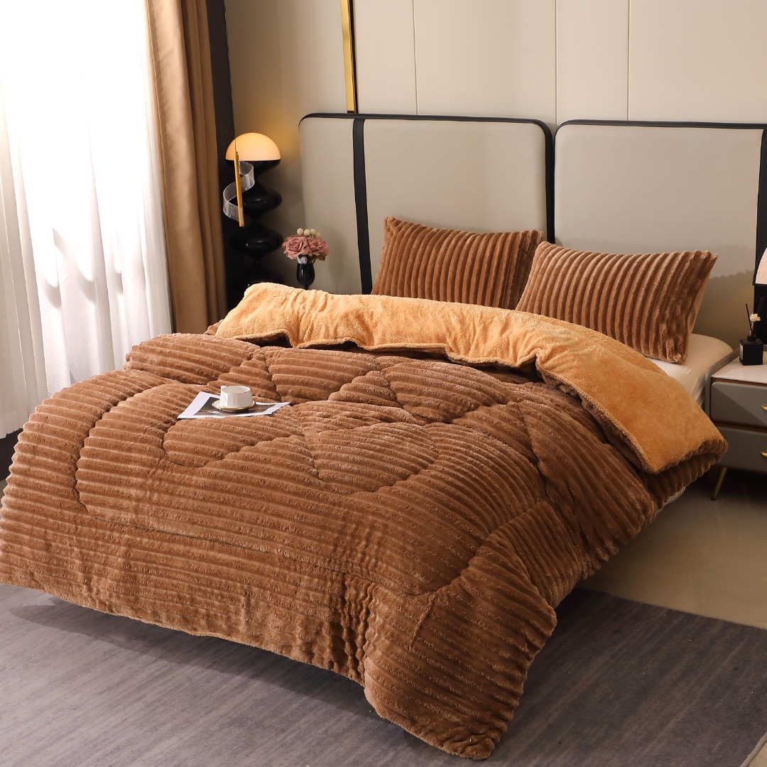 Pilota Groasa cu Fata din Blanita Artificiala de Iepure si Dos din Blanita Sherpa Maro, Umplutura Vatelina Siliconica, 200x230 cm + 2 fete de perna 50x70cm - Confort Termic Premium si Eleganta pentru Nopti Racoroase, Maro