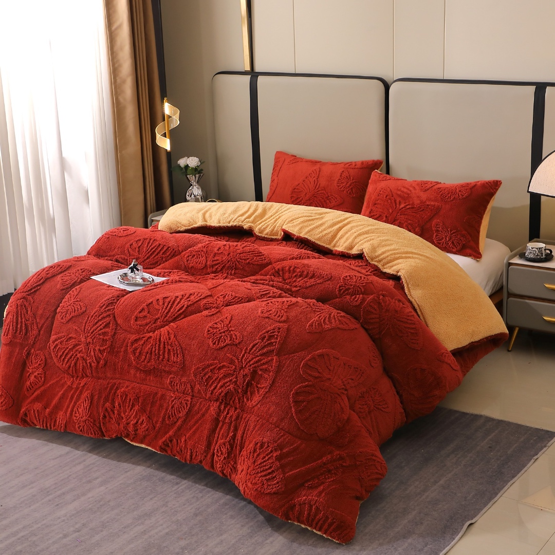 Pilota Groasa Cocolino Gofrat 3D cu Fluturi in Relief si Dos din Blanita Sherpa, Umplutura Vatelina Siliconica, 200x230 cm + 2 Fete de Perna 50x70 cm - Caldura si Rafinament pentru Un Somn Odihnitor, Caramiziu