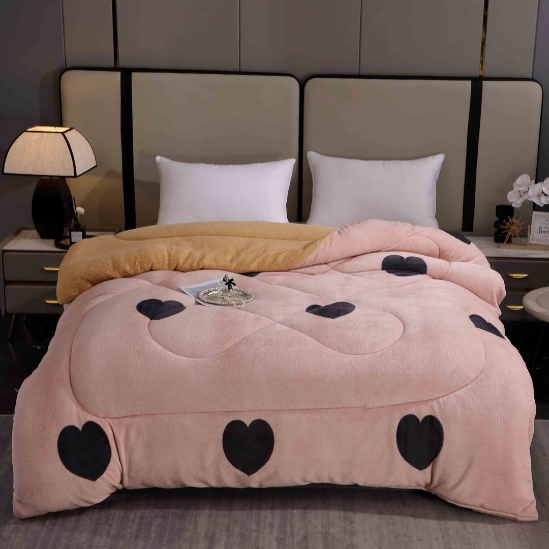 Pilota Cocolino cu Blanita Bej Ultra Pufoasa, Matlasata, 200x230 cm – Caldura Instanta si Confort de Lux pentru Nopti Reci, Roz, inimioare