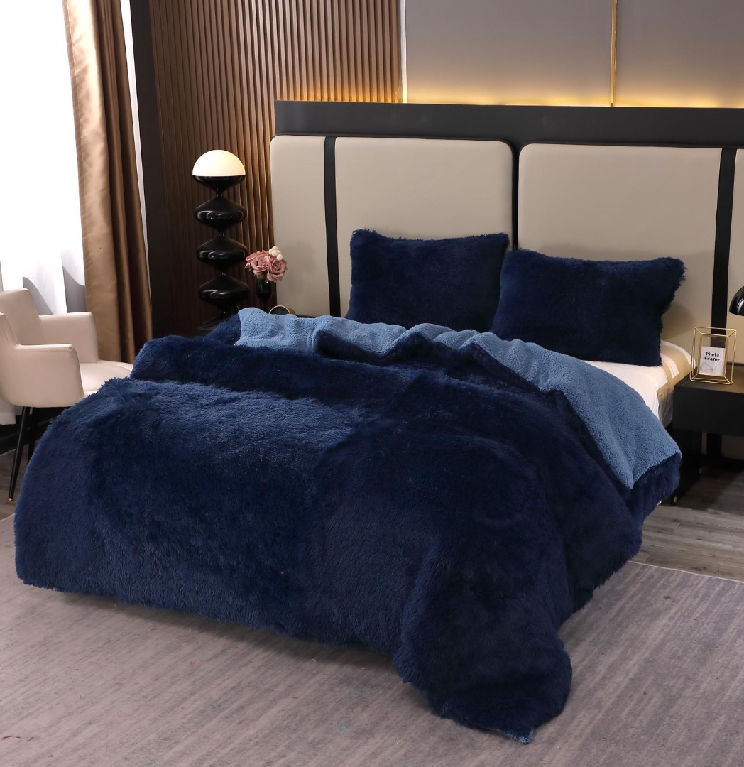 Pilota Super Pufoasa CoCoLiNo Fluffy cu Blanita Sherpa Asortata, 200x230 cm, 4 kg, 2 Fete de Perna Asortate, 50x70cm – Caldura Instanta si Confort de Lux pentru Nopti Reci, Bleumarin