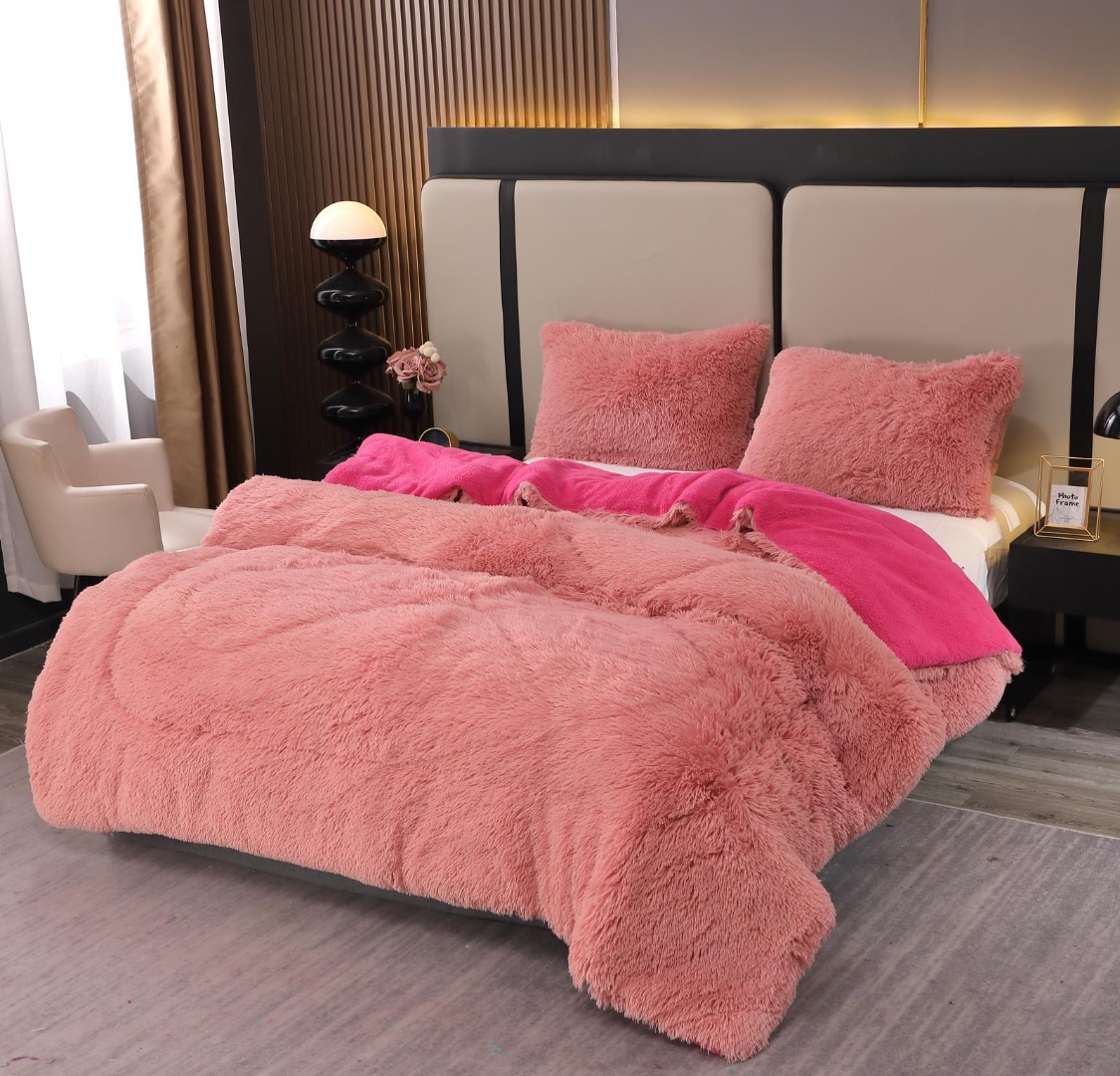 Pilota Super Pufoasa CoCoLiNo Fluffy cu Blanita Sherpa ALBA, 200x230 cm, 4 kg, 2 Fete de Perna Asortate, 50x70cm – Caldura Instanta si Confort de Lux pentru Nopti Reci, Pudra