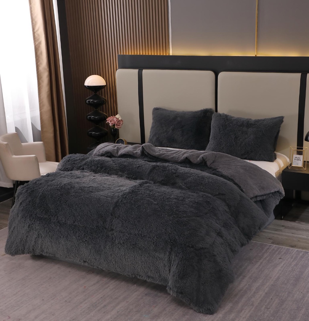 Pilota Super Pufoasa CoCoLiNo Fluffy cu Blanita Sherpa Asortata, 200x230 cm, 4 kg, 2 Fete de Perna Asortate, 50x70cm – Caldura Instanta si Confort de Lux pentru Nopti Reci, Antracit