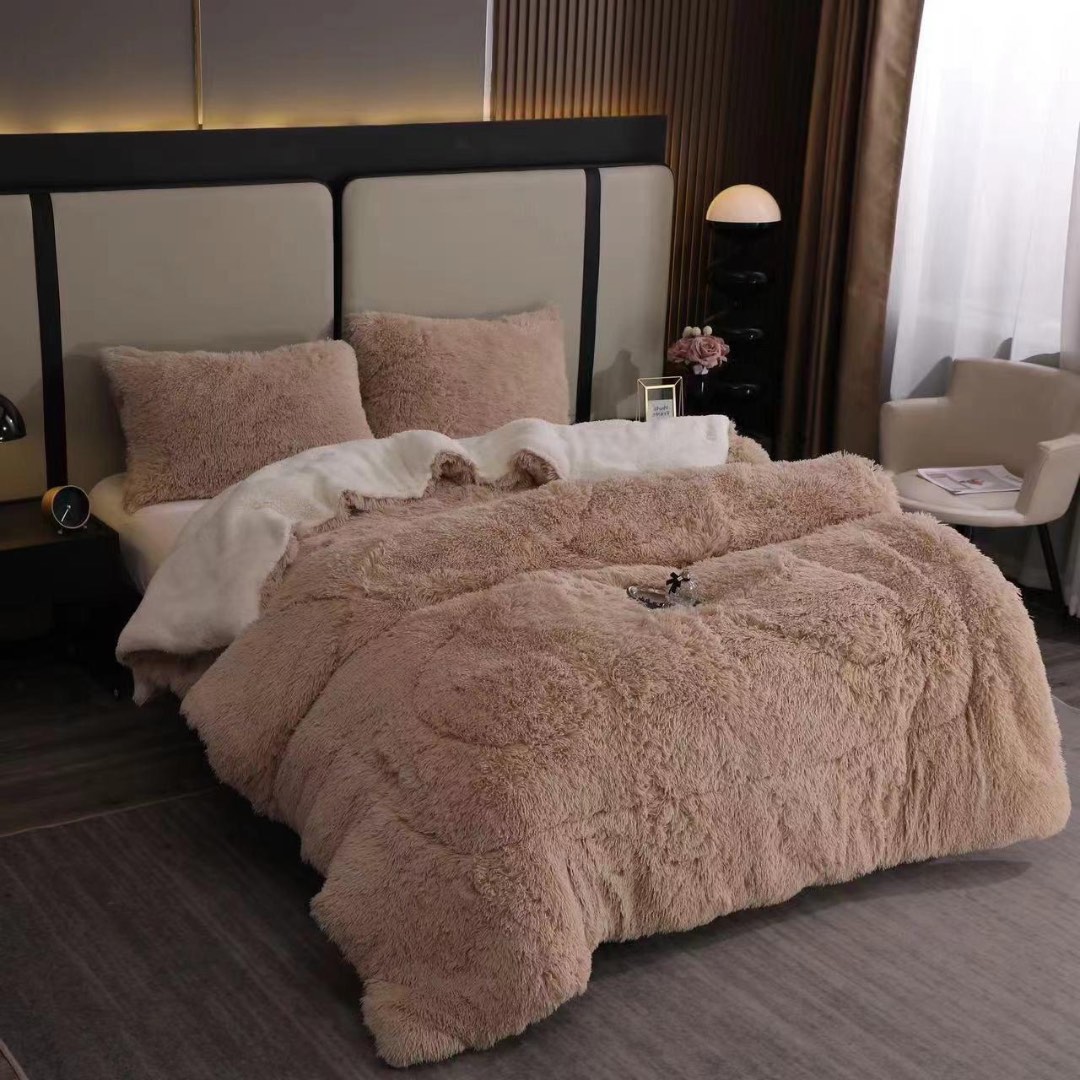 Pilota Super Pufoasa CoCoLiNo Fluffy cu Blanita Sherpa Asortata, 200x230 cm, 4 kg, 2 Fete de Perna Asortate, 50x70cm – Caldura Instanta si Confort de Lux pentru Nopti Reci, Bej