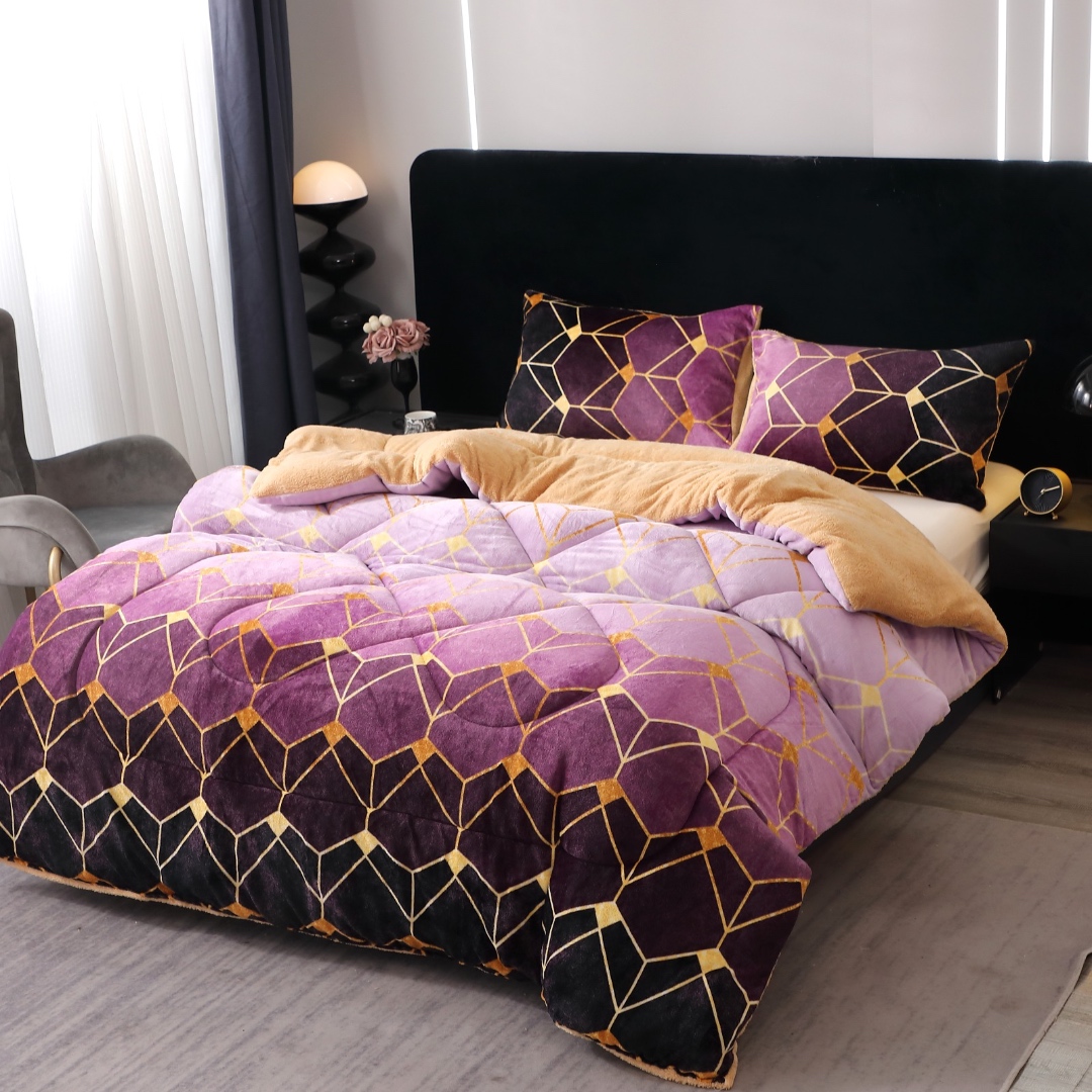 Pilota Cocolino cu Blanita Bej Ultra Pufoasa, Matlasata, 200x230cm + 2 fete de perna 50x70cm – Caldura Instanta si Confort de Lux pentru Nopti Reci, Mov, forme geometrice