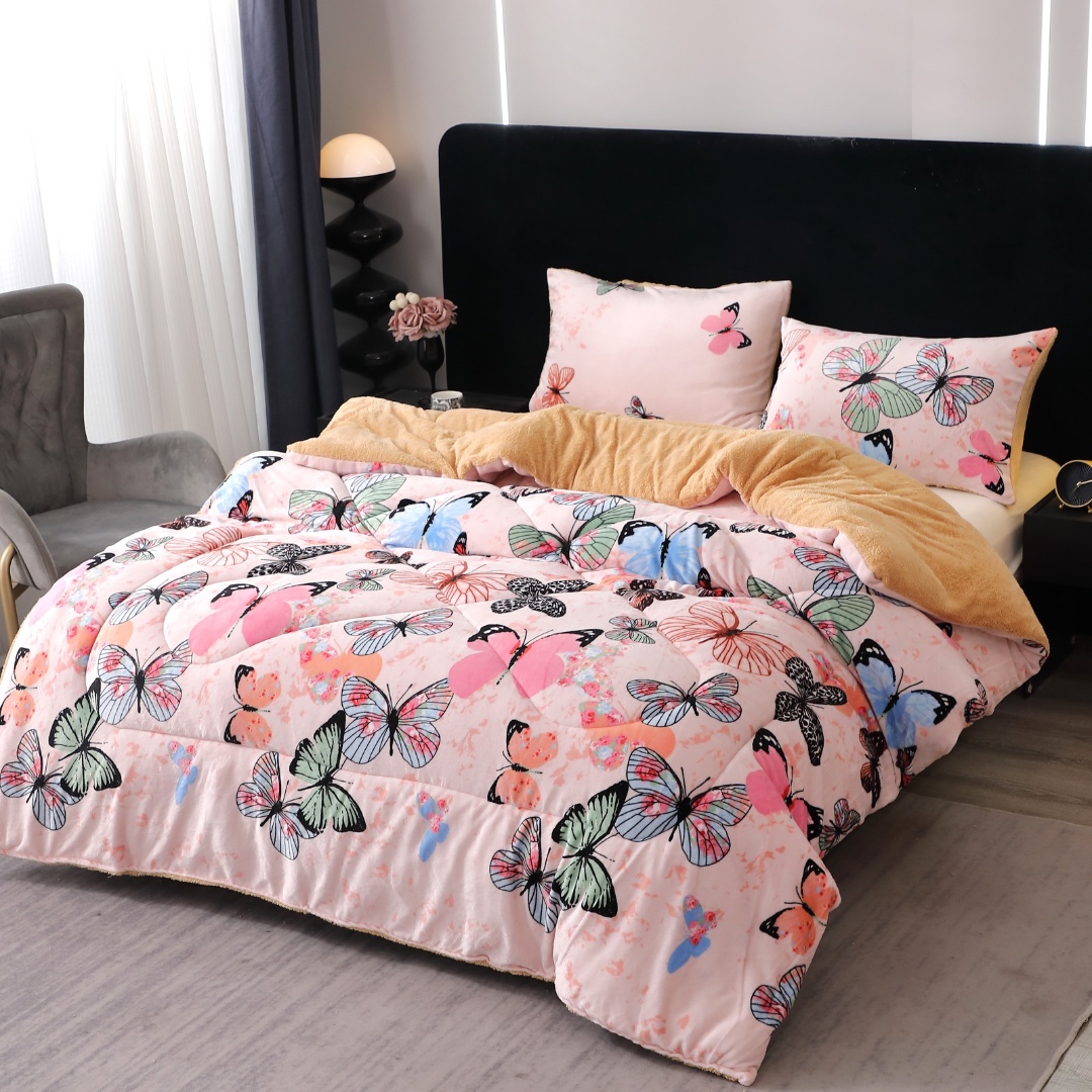 Pilota Cocolino cu Blanita Bej Ultra Pufoasa, Matlasata, 200x230cm + 2 fete de perna 50x70cm – Caldura Instanta si Confort de Lux pentru Nopti Reci, Roz, fluturi