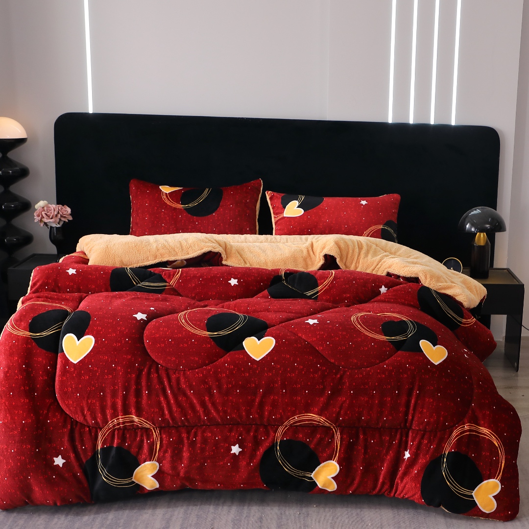 Pilota Cocolino cu Blanita Bej Ultra Pufoasa, Matlasata, 200x230cm + 2 fete de perna 50x70cm – Caldura Instanta si Confort de Lux pentru Nopti Reci, Grena, Negru, Inimioare