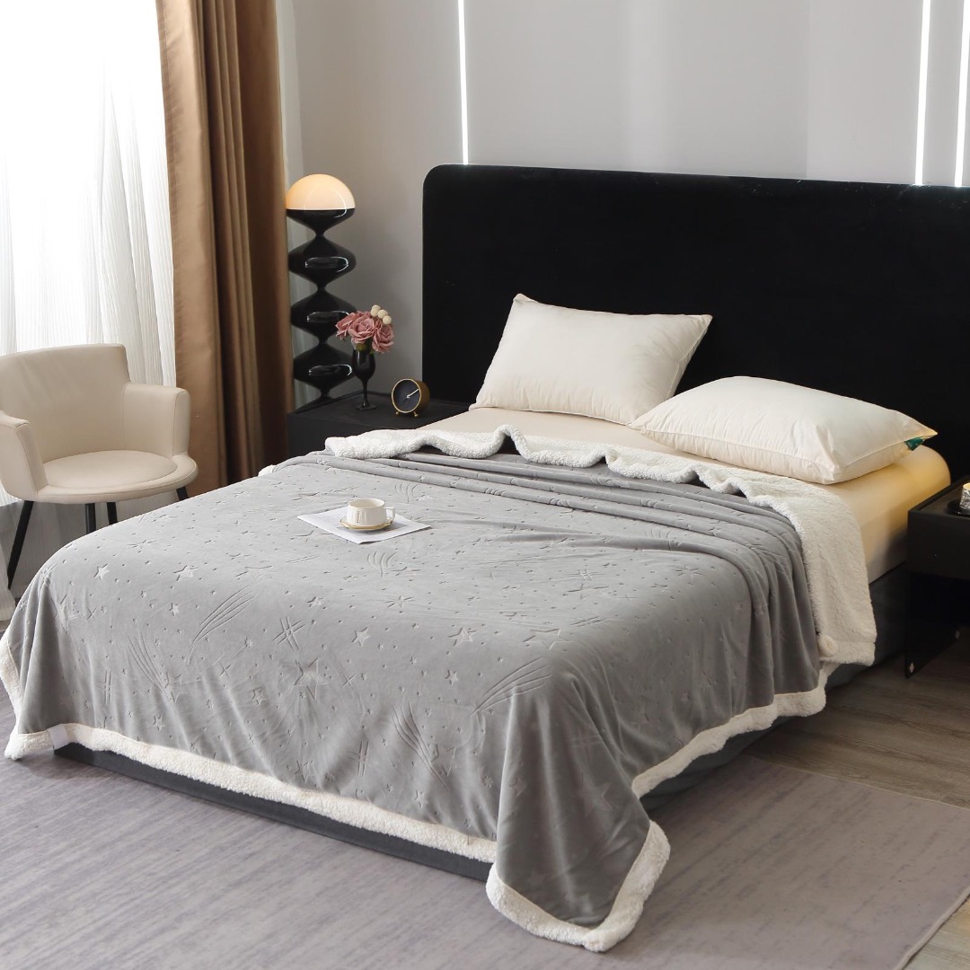 Patura Super Soft Cocolino cu Blanita, 200x230 cm – Eleganta si Caldura cu Model Sculptat cu Ploaie de Stele, Gri Deschis