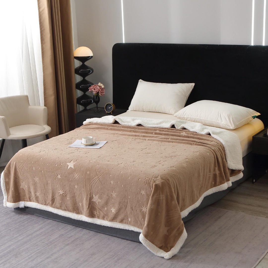 Patura Super Soft Cocolino cu Blanita, 200x230 cm – Eleganta si Caldura cu Model Sculptat cu Ploaie de Stele, Bej