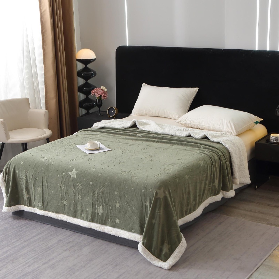Patura Super Soft Cocolino cu Blanita, 200x230 cm – Eleganta si Caldura cu Model Sculptat cu Ploaie de Stele, Olive
