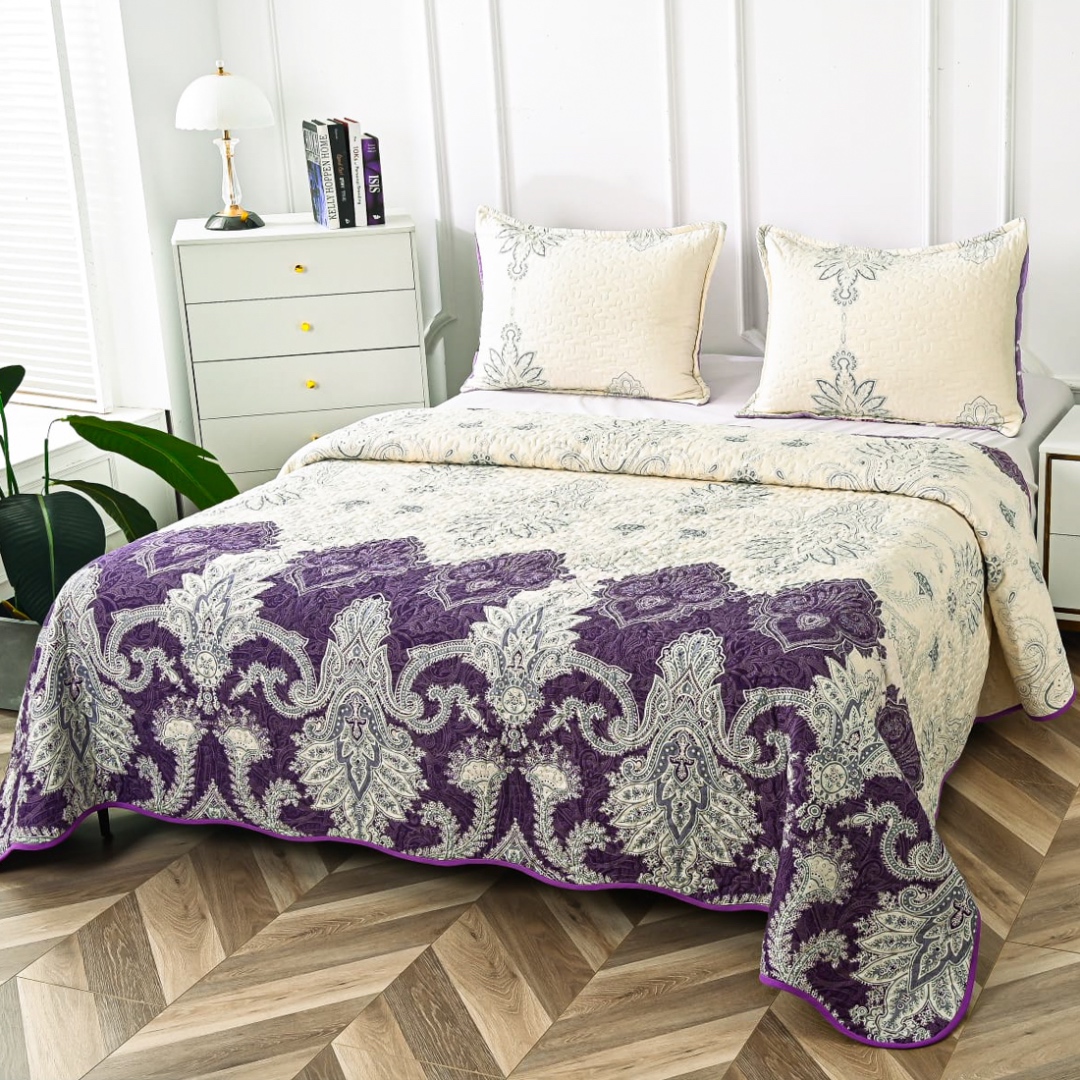 Cuvertura Matlasata din Bumbac Satinat, cu Bordura in Valuri (220x230 cm) + 2 Fete de Perna (60x80 cm), Crem, Mov, Model Royal
