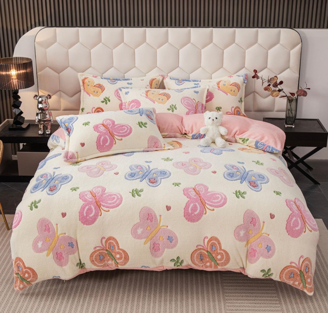 Lenjerie pat dublu, Super Pufoasa COCOLINO,cu ELASTIC, 4 piese, Jojo Home, Crem, Fluturi