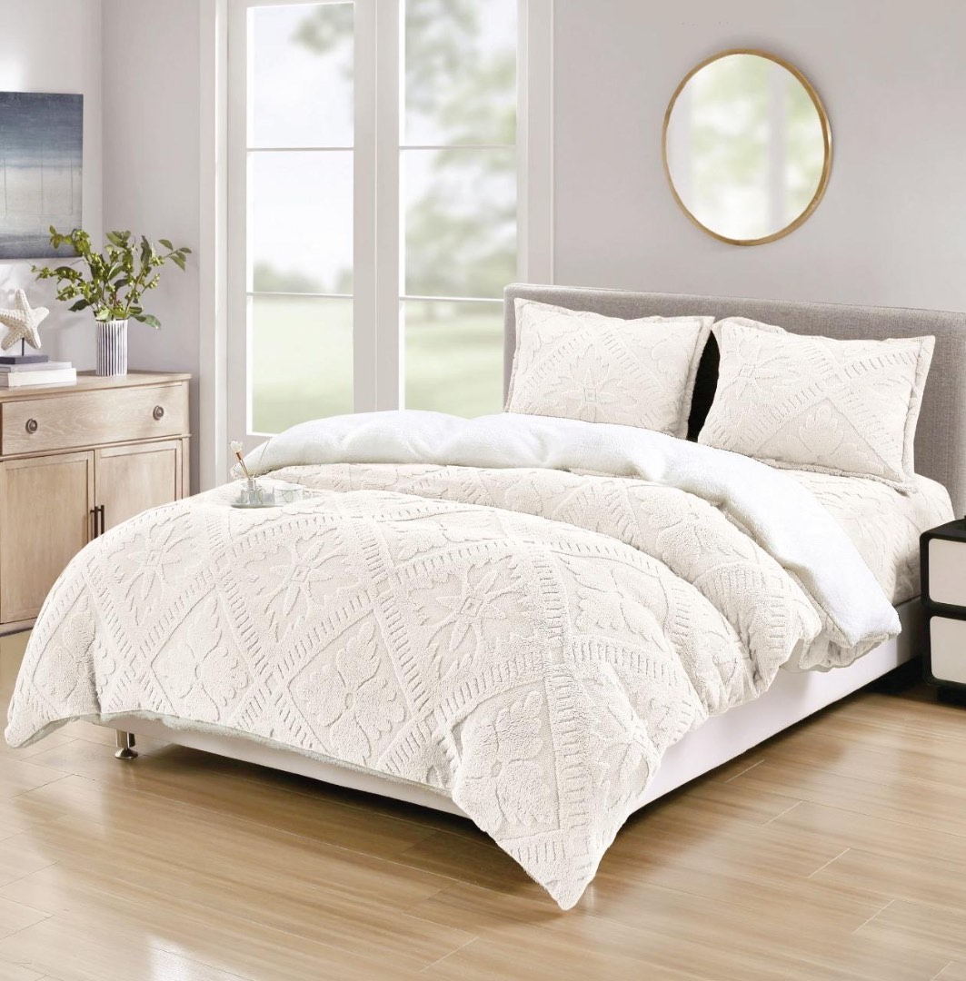 Lenjerie de Pat Dublu, CoCoLiNo Ultra Pufoasa, cu Blanita Sherpa Alba, 4 piese, Cearsaf cu ELASTIC, Model Traditional 3D, Ivoire