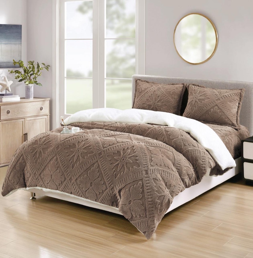 Lenjerie de Pat Dublu, CoCoLiNo Ultra Pufoasa, cu Blanita Sherpa Alba, 4 piese, Cearsaf cu ELASTIC, Model Traditional 3D, Maro