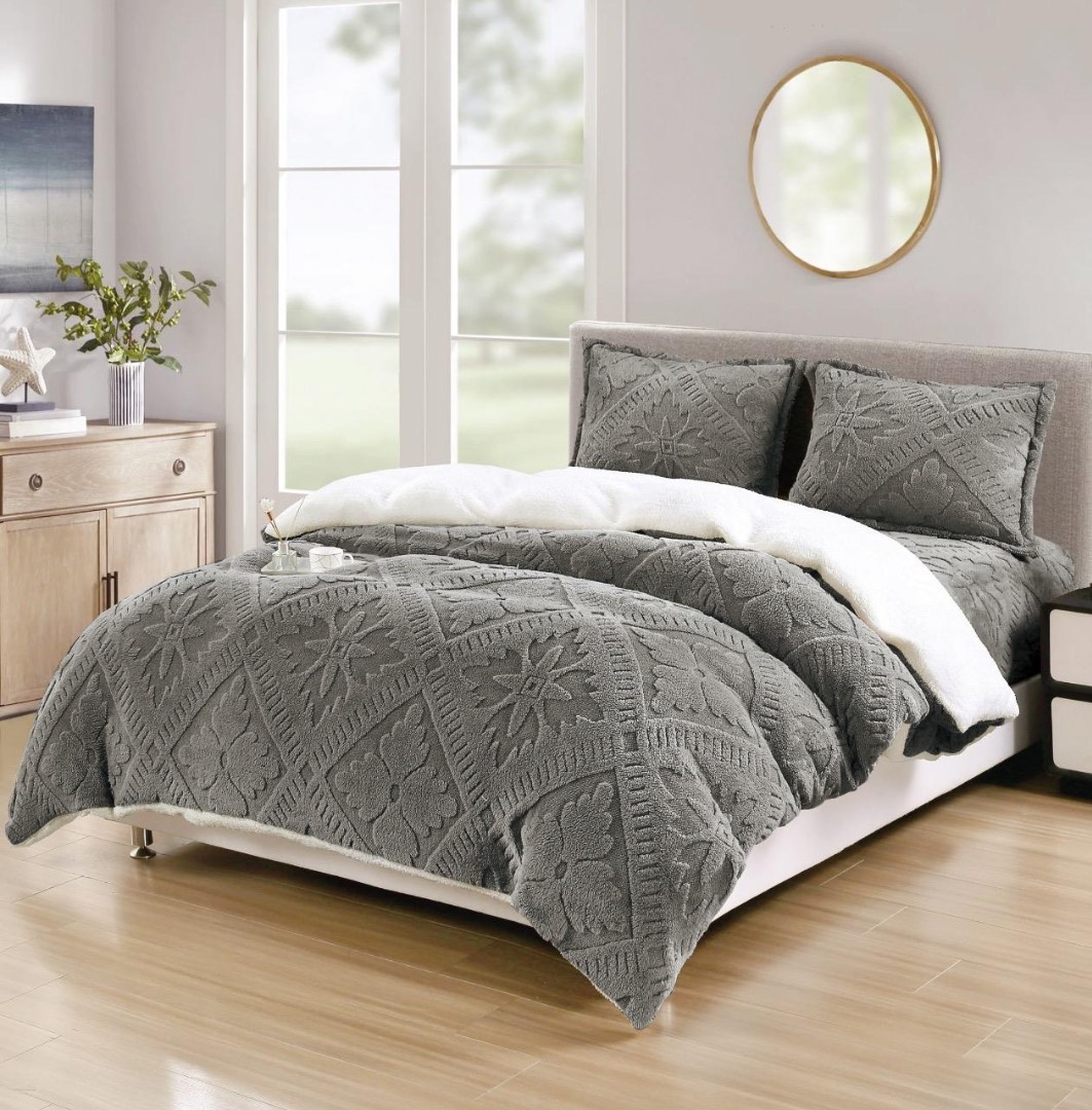 Lenjerie de Pat Dublu, CoCoLiNo Ultra Pufoasa, cu Blanita Sherpa Alba, 4 piese, Cearsaf cu ELASTIC, Model Traditional 3D, Gri inchis