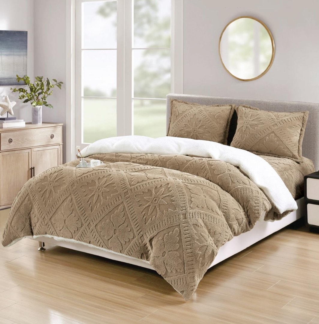 Lenjerie de Pat Dublu, CoCoLiNo Ultra Pufoasa, cu Blanita Sherpa Alba, 4 piese, Cearsaf cu ELASTIC, Model Traditional 3D, Bej inchis