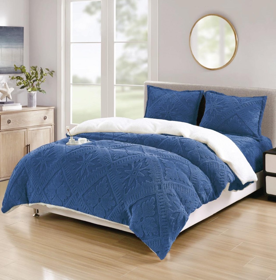 Lenjerie de Pat Dublu, CoCoLiNo Ultra Pufoasa, cu Blanita Sherpa Alba, 4 piese, Cearsaf cu ELASTIC, Model Traditional 3D, Albastru
