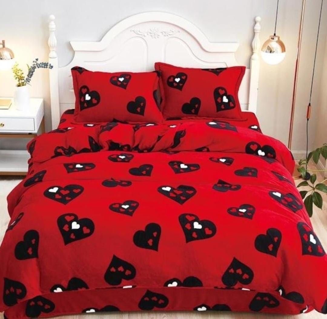 Lenjerie pat dublu, Super Pufoasa COCOLINO,cu ELASTIC, 4 piese, Rosu, Inimioare Negre