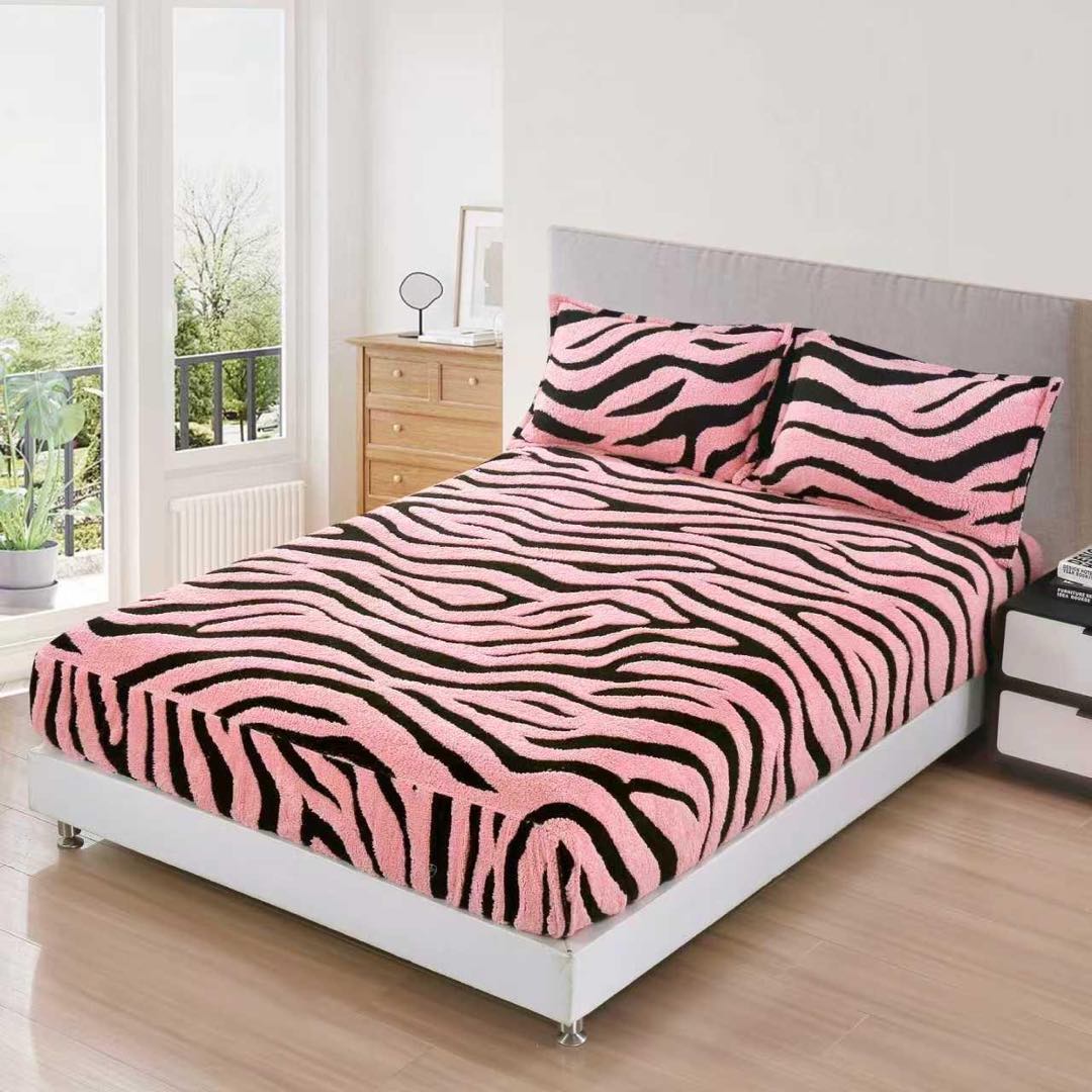 Cearsaf cu Elastic, Cocolino Sherpa Touch, 180x200cm si 2 fete de perna 50x70cm, Model Zebrat, Roz