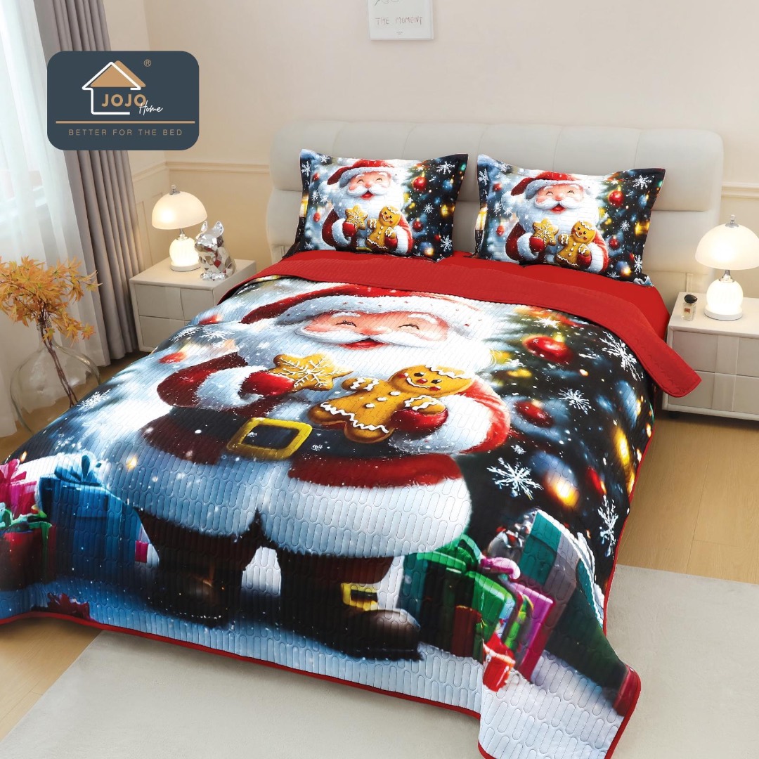 Cuvertura Matlasata, Bumbac Finet, cu Imprimeu 5D, 220x240cm + 2 fete de perna 50x70cm, Alb, Rosu, Mos Craciun cu Turta Dulce