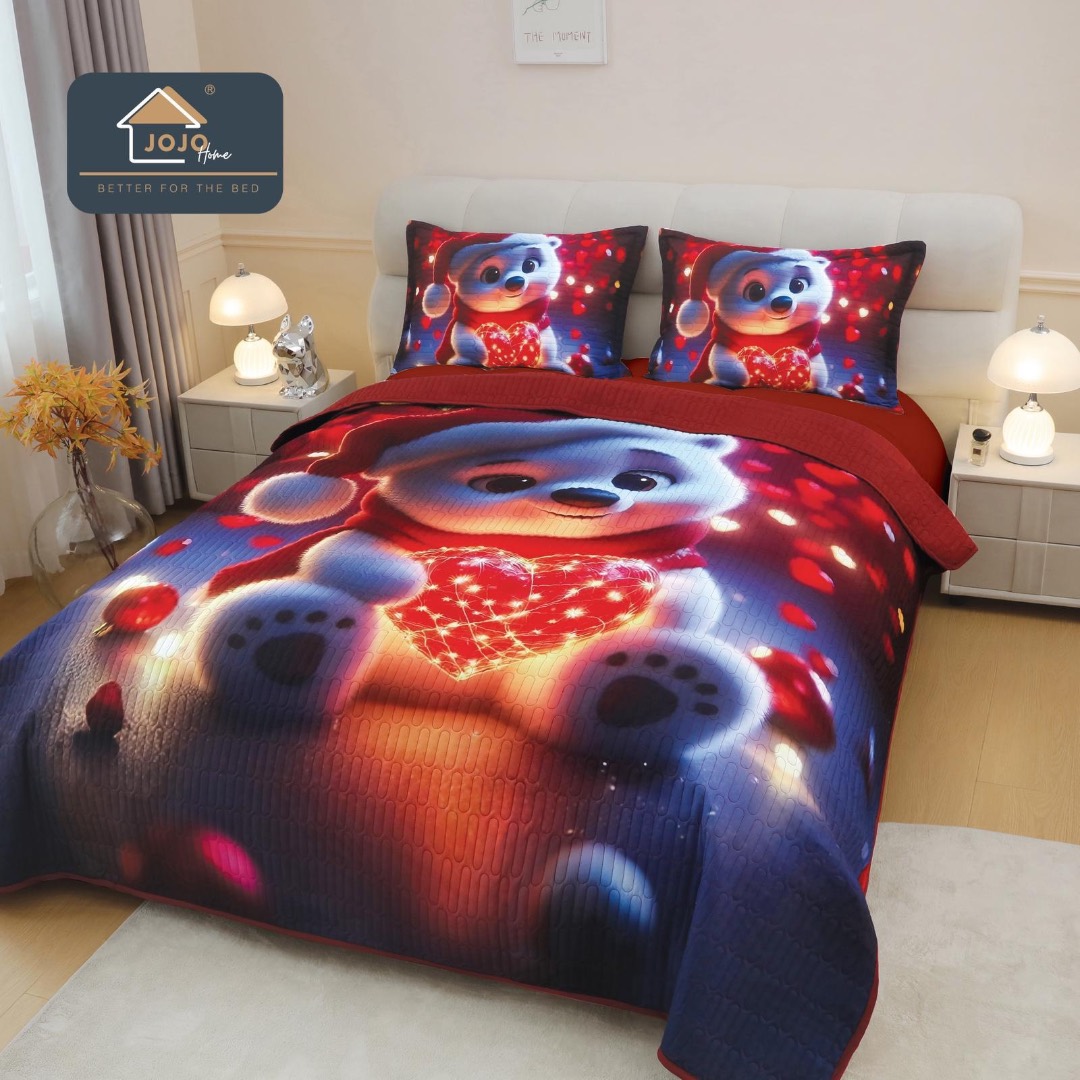 Cuvertura Matlasata, Bumbac Finet, cu Imprimeu 5D, 220x240cm + 2 fete de perna 50x70cm, Bleumarin, Rosu, Ursulet Polar cu Inimioara Luminata