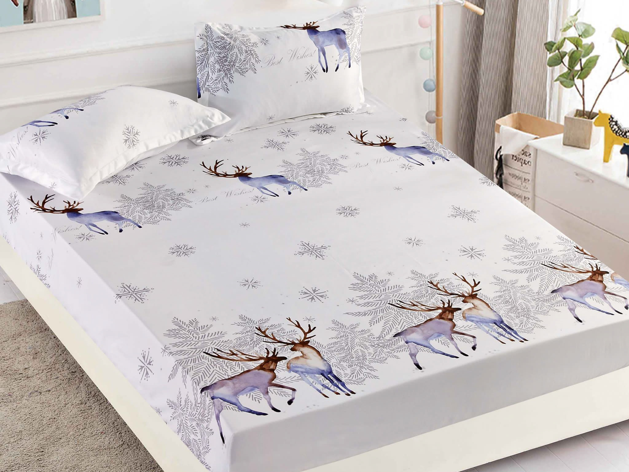 Cearsaf cu elastic, Bumbac FINET, 160/180x200cm, 2 fete de perne 50x70cm, Craciun, Jojo Home, Gri, reni, fulgi de nea