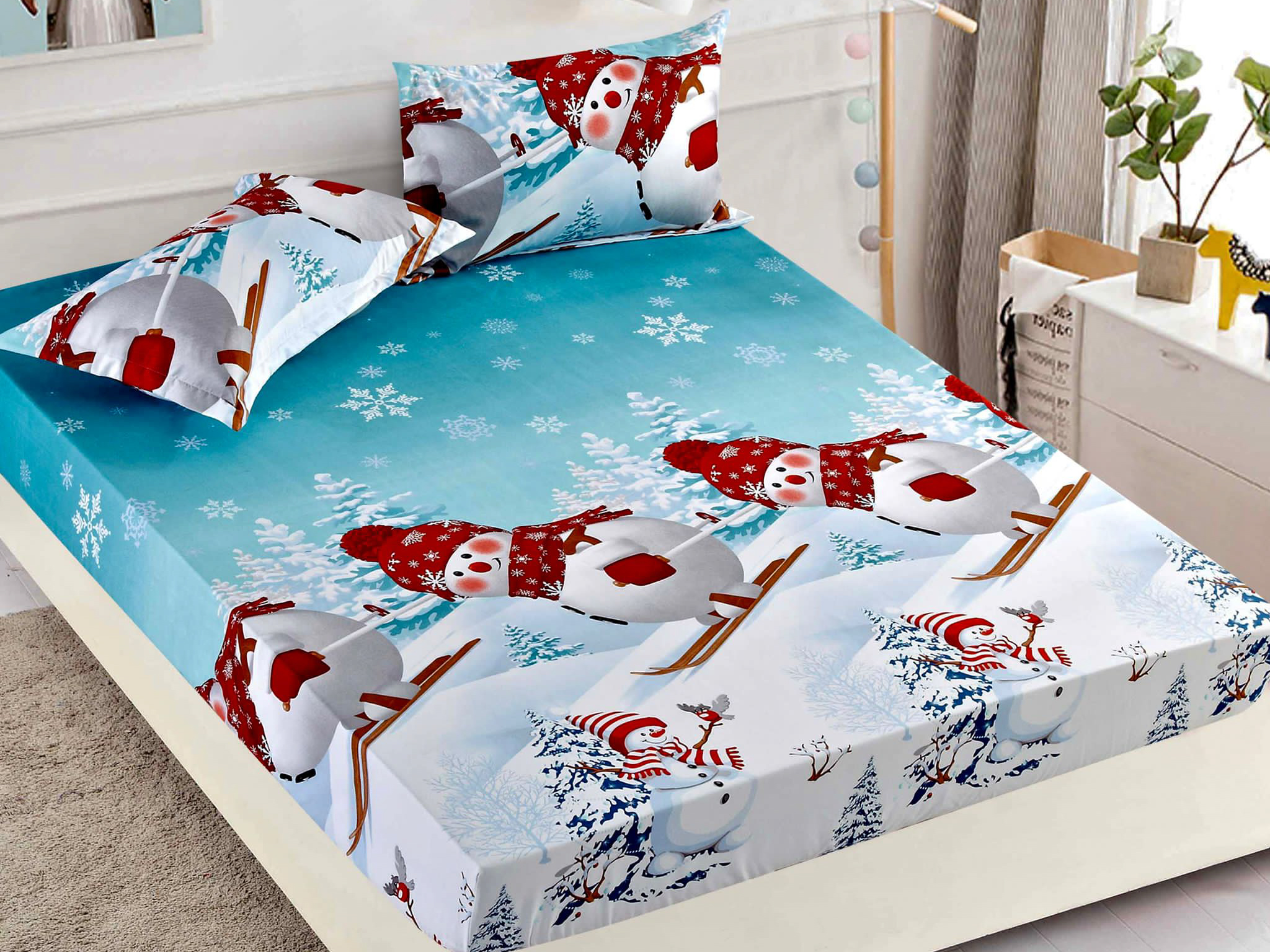 Cearsaf cu elastic, Bumbac FINET, 160/180x200cm, 2 fete de perne 50x70cm, Craciun, Jojo Home, Albastru, oameni de zapada