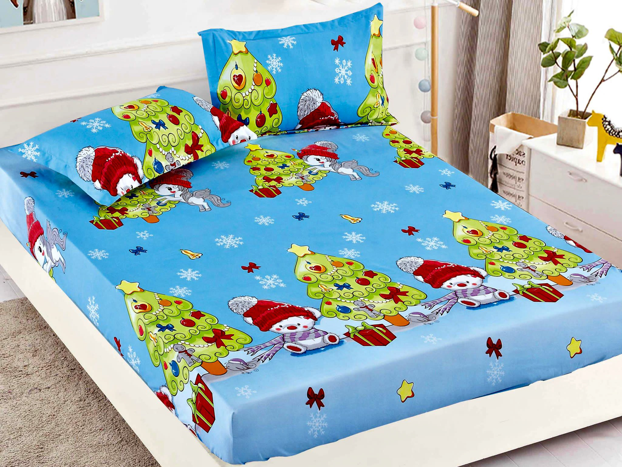 Cearsaf cu elastic, Bumbac FINET, 160/180x200cm, 2 fete de perne 50x70cm, Craciun, Jojo Home, Bleu, brazi