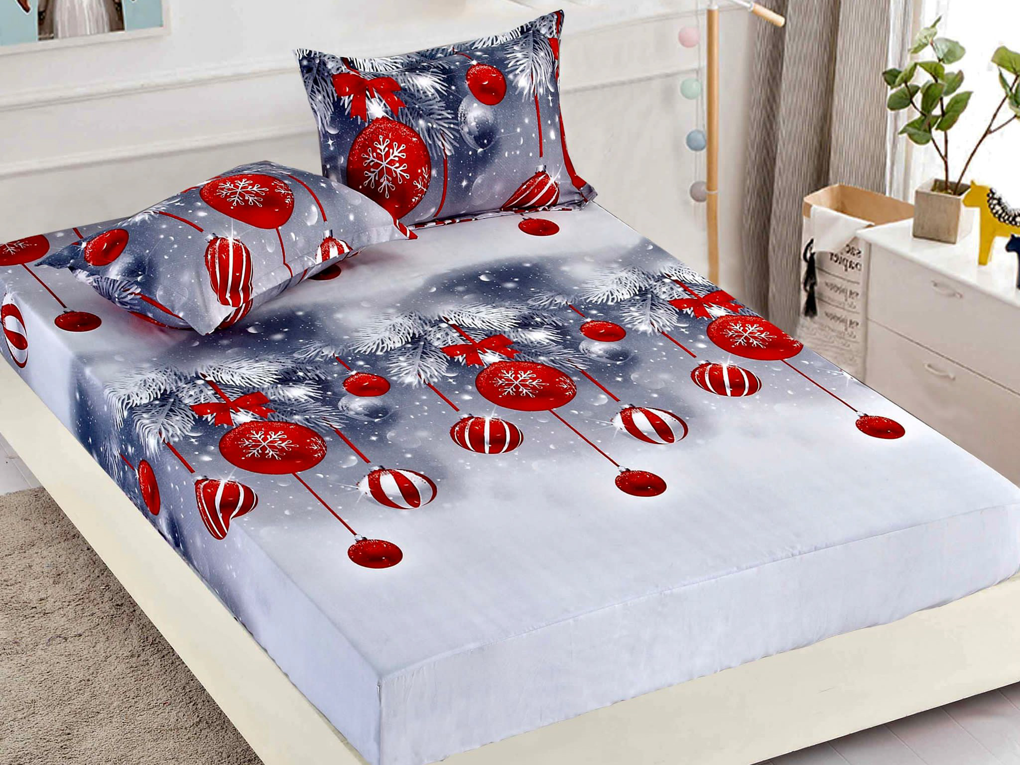 Cearsaf cu elastic, Bumbac FINET, 160/180x200cm, 2 fete de perne 50x70cm, Craciun, Jojo Home, Gri-Rosu, globulete