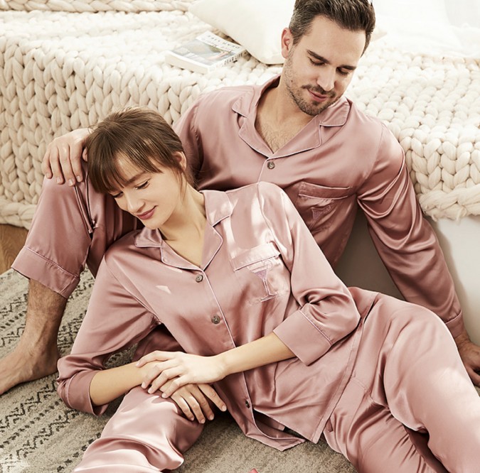 Set pijamale pentru cuplu din Satin Roz Prafuit cu vipusca alba