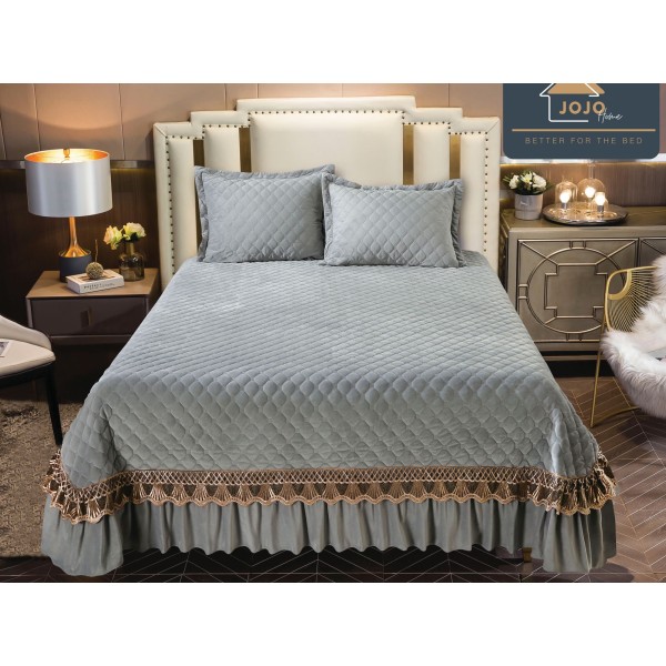 Cuvertura pat dublu, 3 piese, Catifea Matlasata cu Broderie Aurie, 250x270cm, Jojo Home, Gri deschis [1]