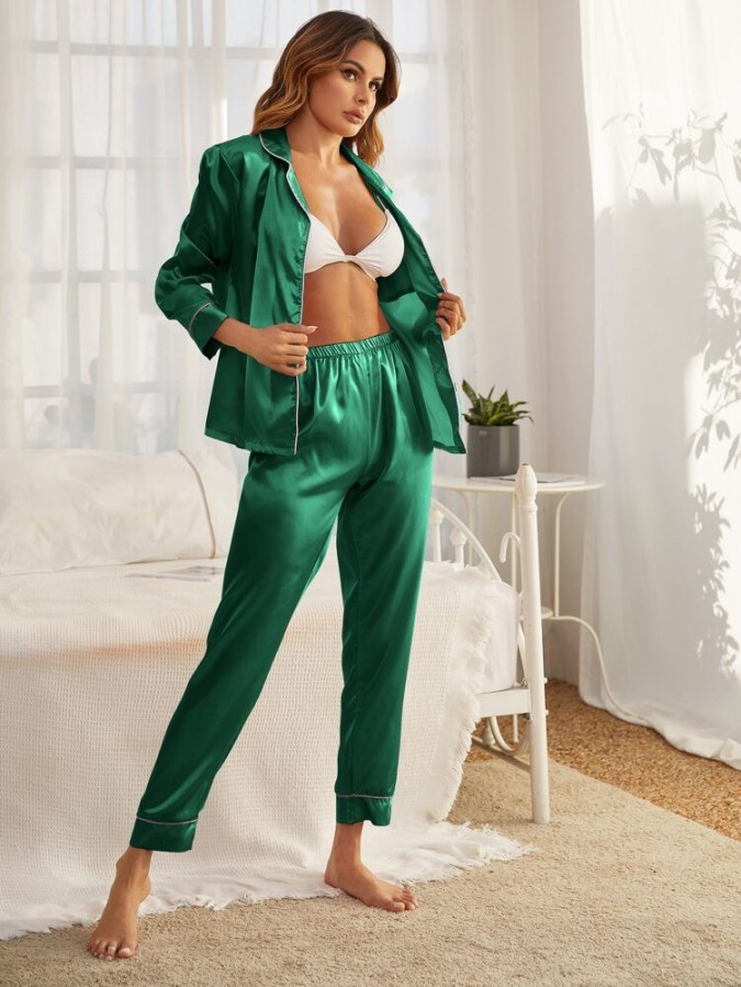Pijama Luxury Anemona din Satin Verde Iarba cu vipusca alba 
