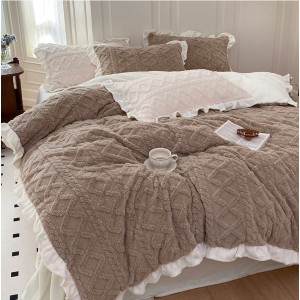 Lenjerie pentru pat dublu pufoasa CoCoLiNo cu VoLaNaSe, tip tricotaj, 4 piese, Maro