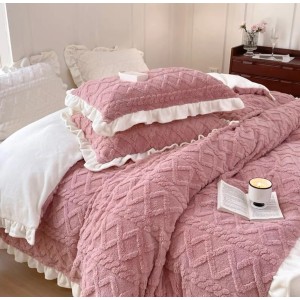 Lenjerie pentru pat dublu pufoasa CoCoLiNo cu VoLaNaSe, tip tricotaj, 4 piese, Roz