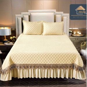 Cuvertura pat dublu, 3 piese, Catifea Matlasata cu Broderie Aurie, 250x270cm, Jojo Home, Crem Cuvertura pat dublu, 3 piese, Catifea Matlasata cu Broderie Aurie, 250x270cm, Jojo Home, Crem