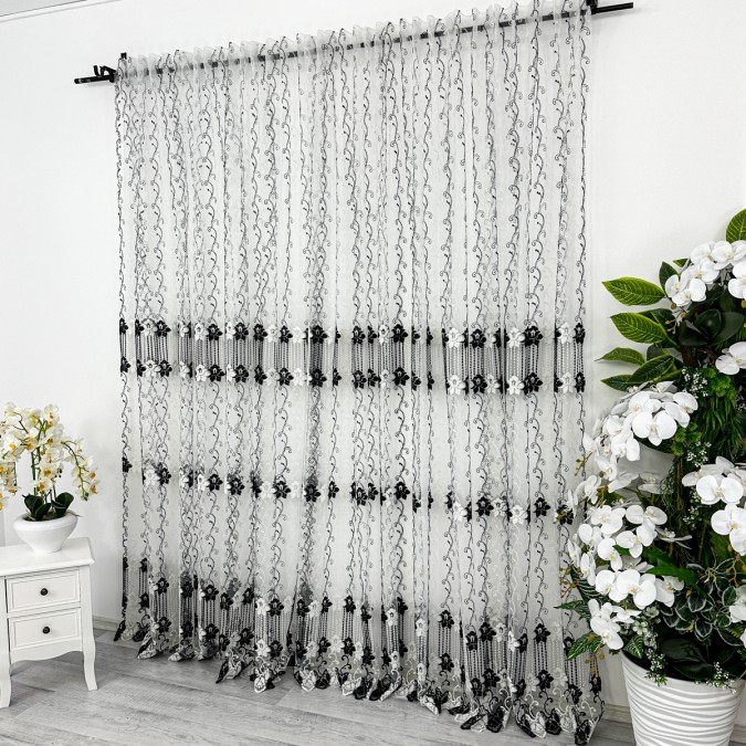 Perdea Grace din Tulle cu Broderie, model floral, Alb - Negru, 500cm latime x 232cm inaltime, cu rejansa pt. bara 