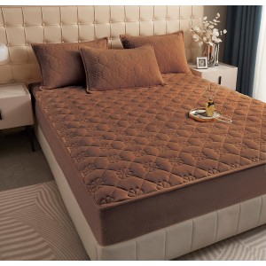 Husã matlasatã tip topper din catifea, 180x200cm + 2 fete de perna 50x70cm, maro inchis 