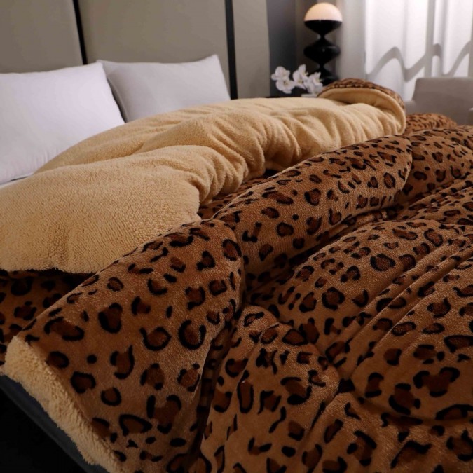  Pilota Cocolino cu Blăniță Bej Ultra Pufoasă, Matlasată, 200x230 cm – Căldură Instantă și Confort de Lux pentru Nopți Reci, Maroniu, animal print