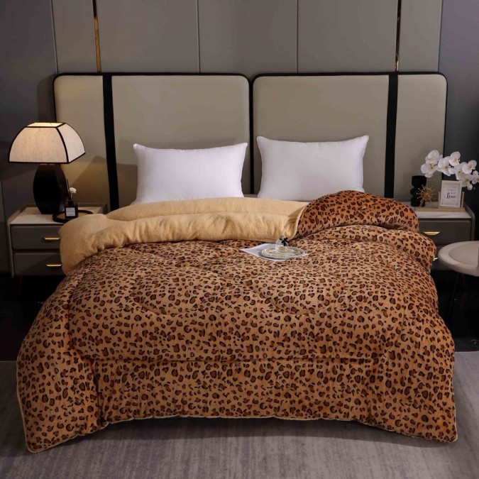 Pilota Cocolino cu Blăniță Bej Ultra Pufoasă  Matlasată  200x230 cm – Căldură Instantă și Confort de Lux pentru Nopți Reci  Maroniu  animal print