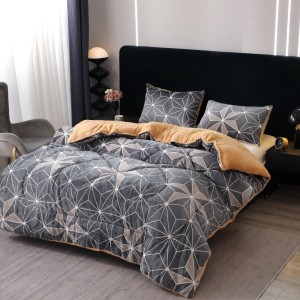 Pilota Cocolino cu blanita 200x230cm si 2 fete de perna 50x70cm, Gri, stele, forme geometrice  Pilota Cocolino cu blanita 200x230cm si 2 fete de perna 50x70cm, Gri, stele, forme geometrice