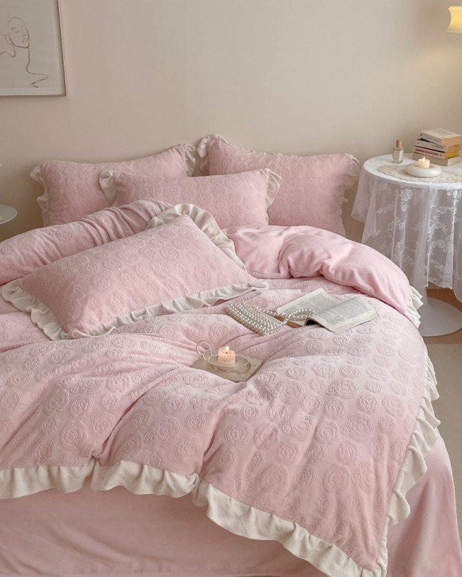 Lenjerie pentru pat dublu, Extra Catifelata, Catifea Polar cu VoLaNaSe, 4 piese, Roz, flori