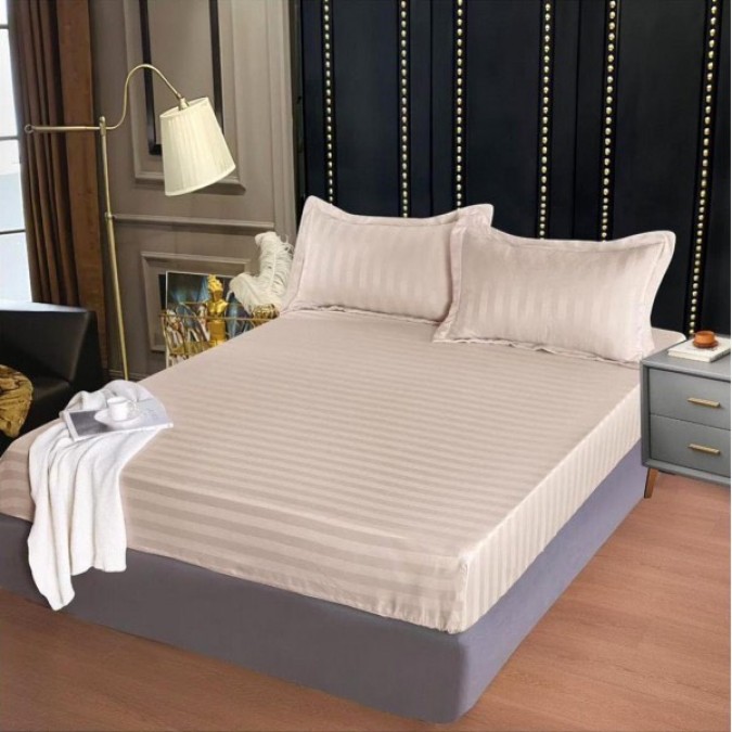 Cearșaf cu Elastic 160x200 cm – Damasc Finetat  70% Bumbac  2 Fețe de Pernă 55x80 cm  Bej – Confort Premium și Fixare Perfectă