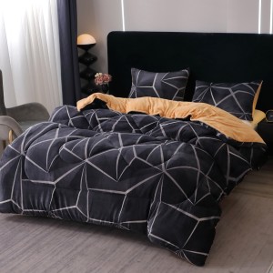 Pilota Cocolino cu blanita 200x230cm si 2 fete de perna 50x70cm, Gri, Negru, forme geometrice, linii Pilota Cocolino cu blanita 200x230cm si 2 fete de perna 50x70cm, Gri, Negru, forme geometrice, linii