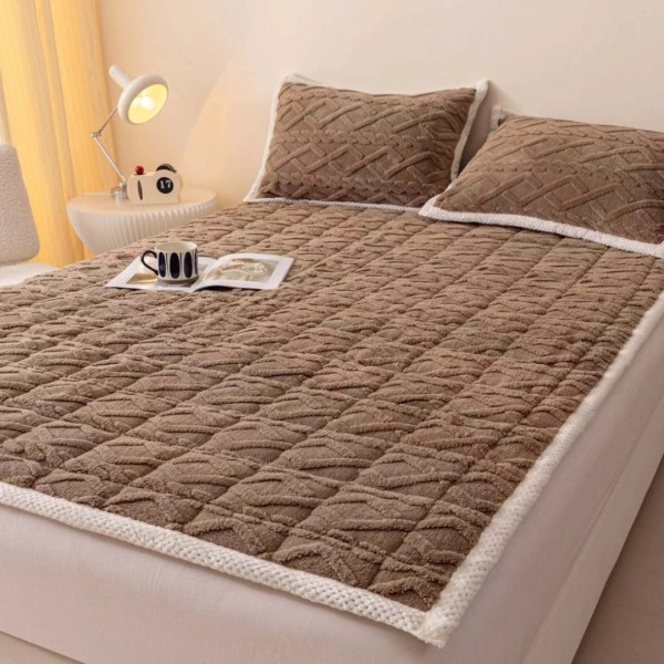 Topper Cocolino Matlasat 160x200cm cu Elastic pe colturi și Două Fețe de Pernă 50x70cm, model Tricotat in Relief, cu bordura contrastanta, Maro [1]