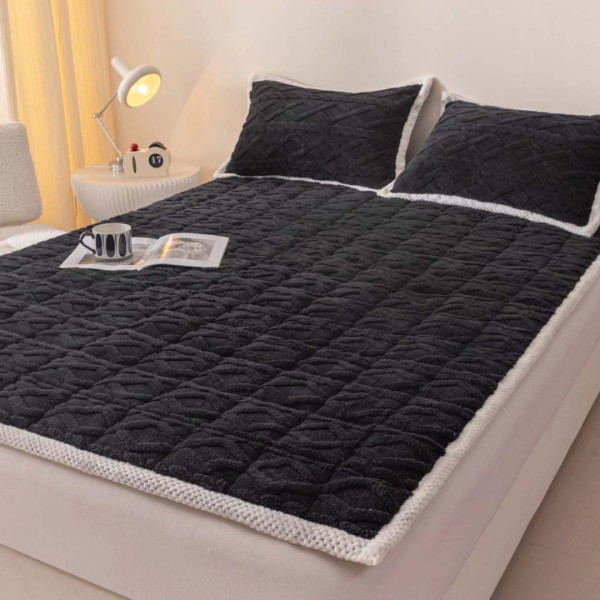 Topper Cocolino Matlasat 160x200cm cu Elastic pe colturi și Două Fețe de Pernă 50x70cm, model Tricotat in Relief, cu bordura contrastanta, Negru [1]