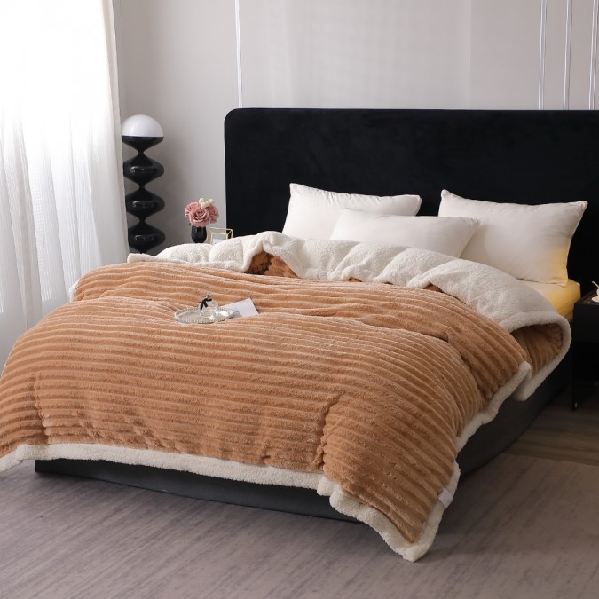 Pătură Super Soft Cocolino  Blăniță Artificială de Iepure  Model Gofrat  cu Blăniță Sherpa  200x230 cm – Eleganță și Căldură cu Model Dungat  Camel